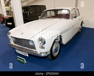 Vista frontale di tre quarti di una White, 1964, Bristol 408, parte della London Classic Car Auction 2023 ad Olympia Foto Stock