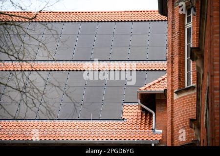 Amburgo, Germania. 22nd Mar, 2023. Un impianto fotovoltaico sul tetto del Museo di Altona. Una nuova linea guida sull'uso delle energie rinnovabili negli edifici elencati è intesa a contribuire alla pianificazione e all'approvazione di sistemi di energia rinnovabile compatibili con gli edifici elencati. Credit: Jonas Walzberg/dpa/Alamy Live News Foto Stock