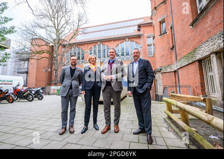 Amburgo, Germania. 22nd Mar, 2023. Fabian Ludovico (da sinistra a destra), responsabile del dipartimento del Museo Altona, Anja Dauschek, direttore del Museo Altona, Carsten Brosda (SPD), senatore per la cultura e i media ad Amburgo, E Jan Zunke, amministratore delegato di Sprinkenhof GmbH, si trova di fronte al sistema fotovoltaico sul tetto del Museo Altona. Una nuova linea guida per la gestione delle energie rinnovabili negli edifici elencati è intesa a contribuire alla pianificazione di sistemi di energia rinnovabile compatibili con gli edifici elencati e alla loro approvazione. Credit: Jonas Walzberg/dpa/Alamy Live News Foto Stock