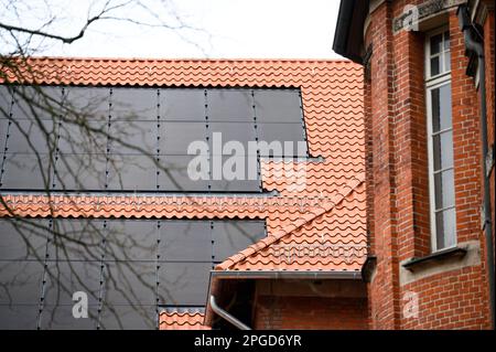 Amburgo, Germania. 22nd Mar, 2023. Un impianto fotovoltaico sul tetto del Museo di Altona. Una nuova linea guida sull'uso delle energie rinnovabili negli edifici elencati è intesa a contribuire alla pianificazione e all'approvazione di sistemi di energia rinnovabile compatibili con gli edifici elencati. Credit: Jonas Walzberg/dpa/Alamy Live News Foto Stock