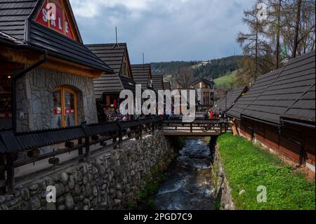 Vista di un ponte nel pittoresco villaggio di Zakopane, Polonia. Foto Stock