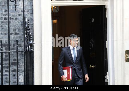 Londra, Regno Unito. 22nd Mar, 2023. Il primo ministro britannico Rishi Sunak lascia il numero 10 di Downing Street per partecipare alle interrogazioni settimanali del primo ministro PMQ al Parlamento. Credit: Uwe Deffner/Alamy Live News Foto Stock