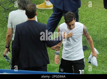 ARCHIVIATO - 17 Giugno 2018, Russia, Moskau: Calcio: Coppa del mondo, turno preliminare, Gruppo F, giorno di incontro 1: Germania - Messico allo Stadio di Lushniki. Mesut Özil (r) della Germania esce dal campo dopo la partita ed è consolato dal team manager tedesco Oliver Bierhoff.l'ex vincitore della Coppa del mondo Özil ha terminato la sua carriera come giocatore di calcio professionista all'età di 34 anni. Il 92-time internazionale ha annunciato la sua decisione il Venerdì. Il 92-time tedesco internazionale ha annunciato il suo ritiro immediato il Mercoledì sui suoi profili verificati su Twitter, Instagram e Facebook. Foto: Christian Charisius/dpa Foto Stock