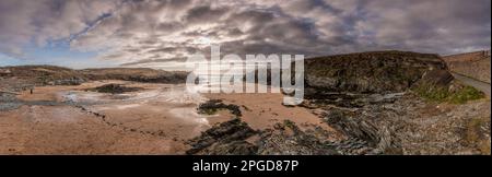 Vista panoramica della spiaggia di Porth Dafarch, Anglesey, Galles del Nord Foto Stock