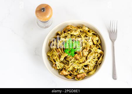 Tagliatelle di pollo Pasta in una ciotola Top Down Italian Food foto Foto Stock