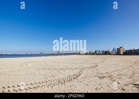 St Kilda West Beach in una calda mattinata soleggiata in Australia Foto Stock