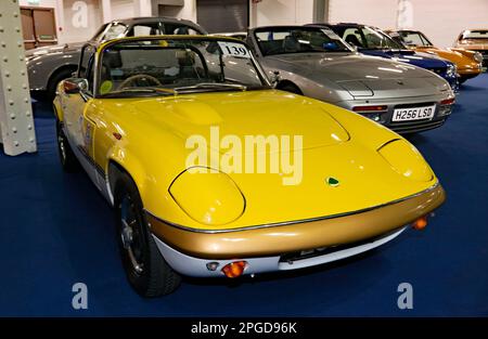 Vista frontale di tre quarti di un giallo e bianco, 1970, Lotus Elan S4/Sprint, parte della London Classic Car Auction 2023 ad Olympia, Londra Foto Stock