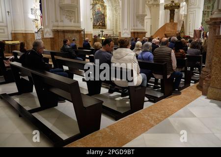 Messa nella chiesa di Santiago Apostol a Málaga, Spagna. Foto Stock