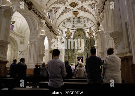 Messa nella chiesa di Santiago Apostol a Málaga, Spagna. Foto Stock