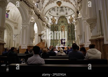 Messa nella chiesa di Santiago Apostol a Málaga, Spagna. Foto Stock