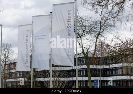 22 marzo 2023, Renania settentrionale-Vestfalia, Gütersloh: Visione delle bandiere di Bertelsmann Stiftung nella preparazione della conferenza stampa annuale di Bertelsmann Stiftung. L'attenzione si concentra sull'anno passato e sulle priorità per il 2023. Foto: Friso Gentsch/dpa Foto Stock