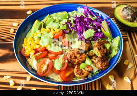 Insalata di gamberi con avocado, pomodori, cavolo e salsa vista laterale ravvicinata Foto Stock