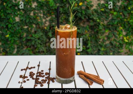 Bevanda tonica espresso su un tavolo di legno con spazio per le copie Foto Stock