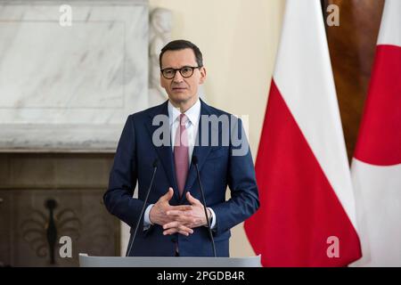 Il primo ministro polacco Mateusz Morawiecki è visto durante l'incontro con Fumio Kishida (non in vista) a Varsavia. A Varsavia, il primo ministro giapponese Fumio Kishida ha incontrato il primo ministro polacco per parlare della sicurezza della regione e delle sue relazioni bilaterali un giorno dopo aver fatto una visita a sorpresa a Kiev. (Foto di Attila Husejnow / SOPA Images/Sipa USA) Foto Stock