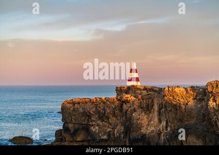 L'iconico Obelisco di Robe si erge alto e orgoglioso delle vivaci sfumature dell'alba mentre si guarda verso l'oceano, Australia Meridionale Foto Stock