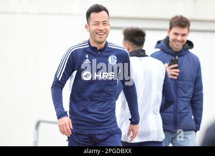 Gelsenkirchen, Germania. 22nd Mar, 2023. Primo : 02/22/2023, calcio, campionato 1st, 1st Bundesliga, Stagione 2022/2023, FC Schalke 04, allenamento, MAYA YOSHIDA/dpa/Alamy Live News Foto Stock