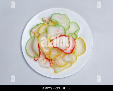 cracker colorati isolati su sfondo bianco - cracker indonesiani molto gustosi Foto Stock