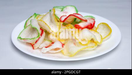 cracker colorati isolati su sfondo bianco - cracker indonesiani molto gustosi Foto Stock