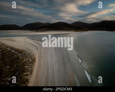 Foto aerea di Luskentyre Beach in buona luce, che mostra i modelli e le forme su terra, sabbia e mare. Foto Stock