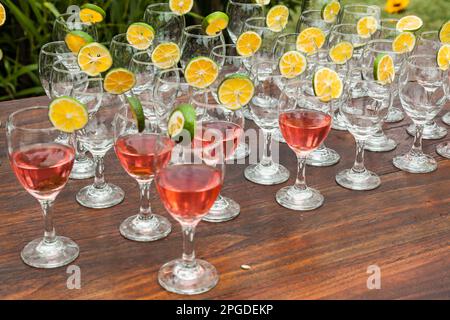 Ricevimento eventi sociali; tavolo servito con cocktail di benvenuto per gli ospiti. Foto Stock