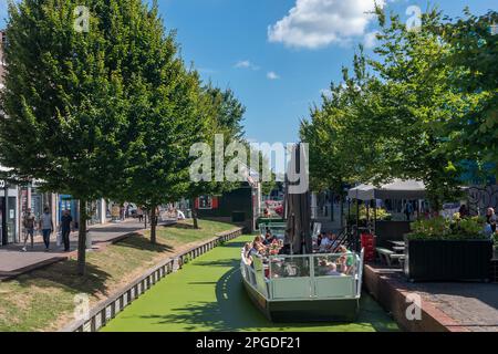 Nave ristorante nella zona pedonale Gedempte Gracht, Zaandam, Nord Olanda, Paesi Bassi, Europa Foto Stock
