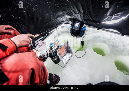 Pesca sul ghiaccio sul lago Erie Foto Stock