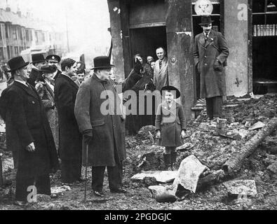 Winston Churchill ispeziona il danno della bomba a Bristol. Giugno 1940 Foto Stock