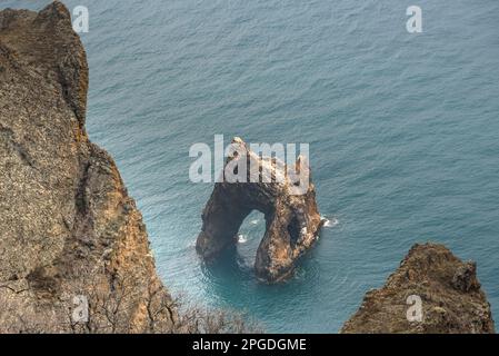 Vista dall'alto della roccia del Golden Gate nel Mar Nero. Riserva di Karadag all'inizio della primavera . Crimea Foto Stock