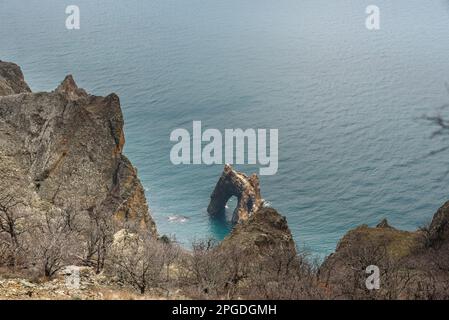 Vista dall'alto della roccia del Golden Gate nel Mar Nero. Riserva di Karadag all'inizio della primavera . Crimea Foto Stock