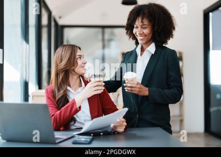 Affari multietnici, bella americana africana e asiatica uomini d'affari persone incontro coffee break, contabile persone fare documento, tasse, cambio Foto Stock