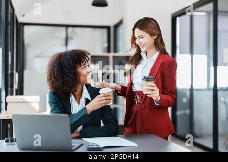 Affari multietnici, bella americana africana e asiatica uomini d'affari persone incontro coffee break, contabile persone fare documento, tasse, cambio Foto Stock