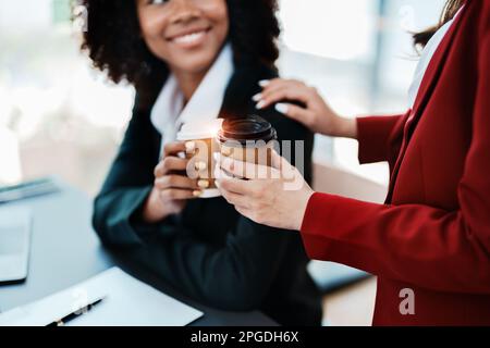 Affari multietnici, bella americana africana e asiatica uomini d'affari persone incontro coffee break, contabile persone fare documento, tasse, cambio Foto Stock