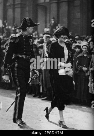 Winston Churchill come Segretario di Stato per le colonie, accompagnato da sua moglie, Clementine. 1921. Foto Stock