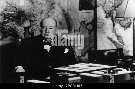 Winston Churchill nella Sala Mappa nelle sale da guerra sotterranee. Whitehall. Londra 1945 Foto Stock