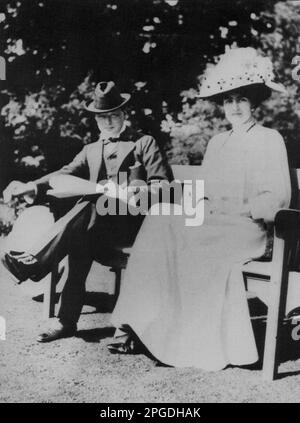 Winston Churchill con la sua sposa Clementine Hozier. Il loro impegno era stato appena annunciato. Agosto 1908 Foto Stock