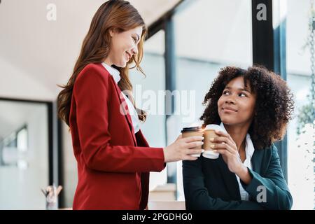 Affari multietnici, bella americana africana e asiatica uomini d'affari persone incontro coffee break, contabile persone fare documento, tasse, cambio Foto Stock