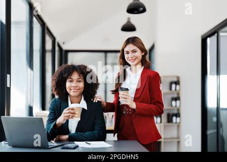 Affari multietnici, bella americana africana e asiatica uomini d'affari persone incontro coffee break, contabile persone fare documento, tasse, cambio Foto Stock