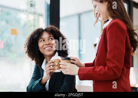 Affari multietnici, bella americana africana e asiatica uomini d'affari persone incontro coffee break, contabile persone fare documento, tasse, cambio Foto Stock