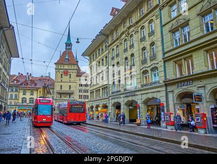 BERNA, SVIZZERA - 31 MARZO 2022: I trasporti pubblici di Berna percorrono le principali strade storiche e le strade del quartiere Altstadt, il 31 marzo a BE Foto Stock