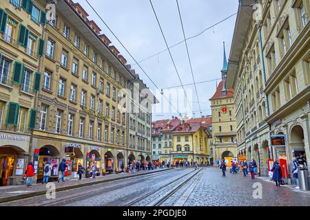 BERNA, SVIZZERA - 31 MARZO 2022: Via Spitalgasse e torre Kafigturm sullo sfondo, il 31 marzo a Berna, Svizzera Foto Stock