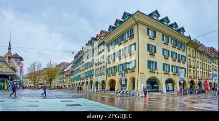 BERNA, SVIZZERA - 31 MARZO 2022: Panorama della medievale piazza Waisenhausplatz, una delle più antiche della città, il 31 marzo a Berna, Svizzera Foto Stock