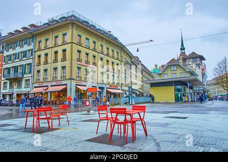 BERNA, SVIZZERA - 31 MARZO 2022: Scena urbana in piazza Waisenhausplatz, una delle più antiche della città, il 31 marzo a Berna, Svizzera Foto Stock