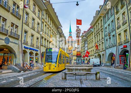 BERNA, SVIZZERA - 31 MARZO 2022: Tram in via Marktgasse nel quartiere Altstadt, il 31 marzo a Berna, Svizzera Foto Stock