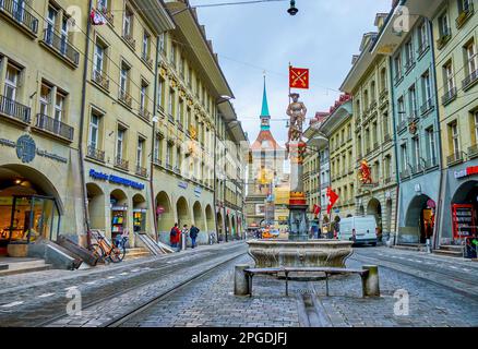 BERNA, SVIZZERA - 31 MARZO 2022: Passeggiata lungo la via Marktgasse, passando fontane medievali e facciate panoramiche delle case circostanti, il 31 marzo in Foto Stock