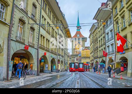 BERNA, SVIZZERA - 31 MARZO 2022: Stretto quartiere medievale di Marktgasse nel cuore del quartiere Altstadt, il 31 marzo a Berna, Svizzera Foto Stock