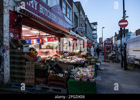 Macellaio, Fishmonger e negozio di alimentari su Deptford High Street, Londra sud-orientale, Inghilterra, Regno Unito Foto Stock