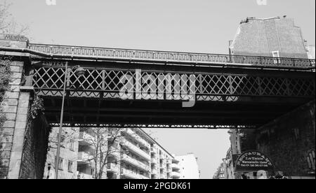 PARIGI, FRANCIA - 12 MARZO 2016: Metro ponte nel 15th ° arrondissement (quartiere) di Parigi. 15th ° arrondissement è il più popoloso arrondissement di Par Foto Stock