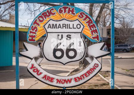 Amarillo, Texas, USA-3 dicembre 2022: Indicazioni per lo storico quartiere di 6th Street e la US Route 66. Foto Stock