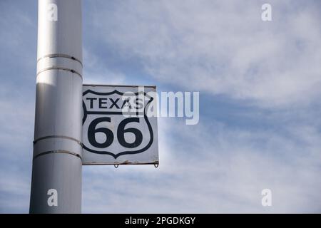 Amarillo, Texas, USA-3 dicembre 2022: Indicazioni per lo storico quartiere di 6th Street e la US Route 66. Foto Stock