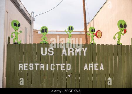 Modello alieno nella città di Roswell, New Mexico la posizione del presundo incidente di un alieno UFO nel 1947. La città è ora una mecca di interesse in ext Foto Stock